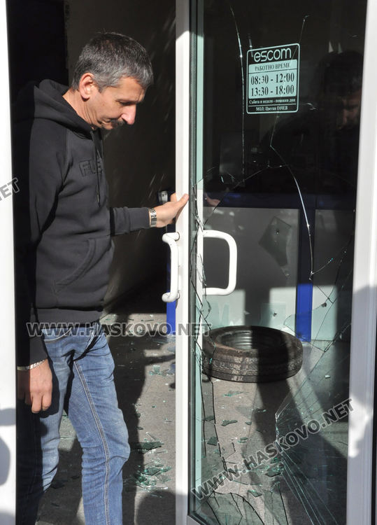 Изхвърчала автомобилна гума разби касата на Escom