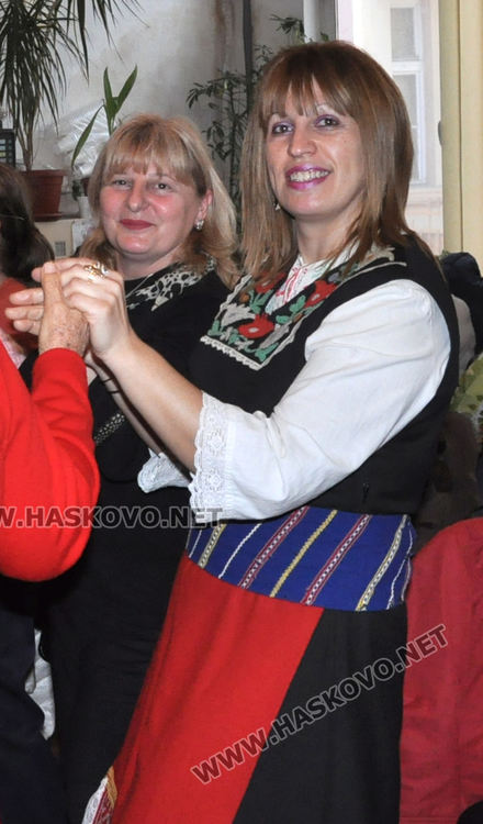 Тракийци отбелязаха Бабинден с възстановка на обичай, веселие и кулинарна изложба