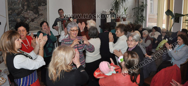 Тракийци отбелязаха Бабинден с възстановка на обичай, веселие и кулинарна изложба