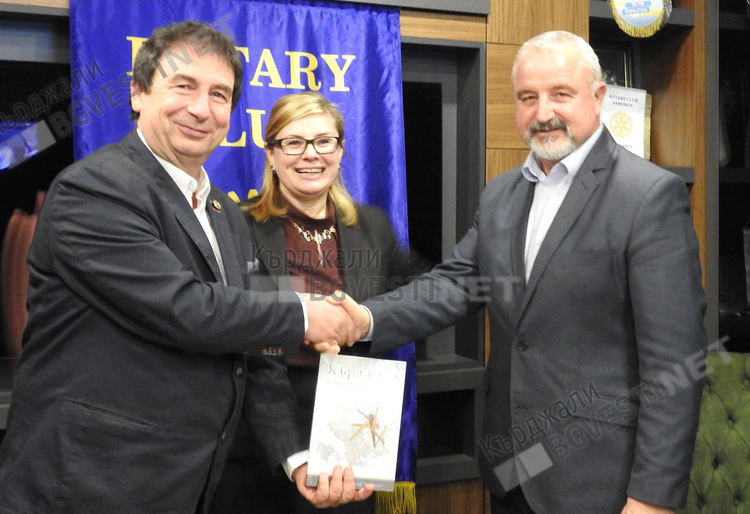 Ротари клуб Кърджали дари книги на училищните библиотеки в общината за обучение по краезнание