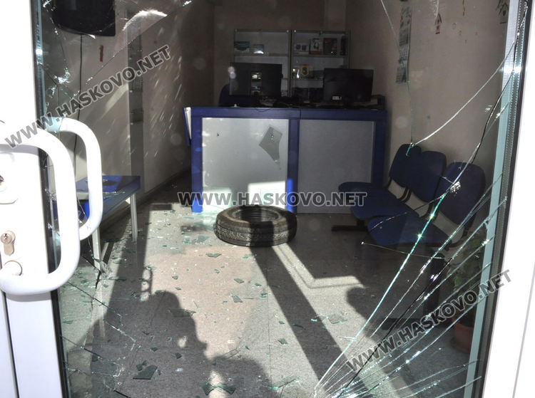 Изхвърчала автомобилна гума разби касата на Escom