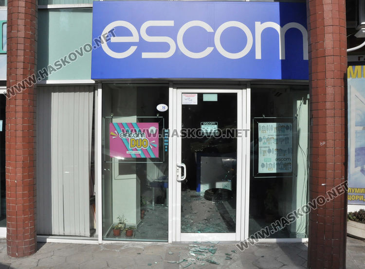 Изхвърчала автомобилна гума разби касата на Escom