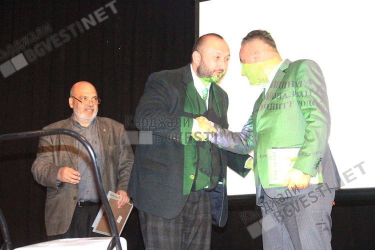 Ротари клуб Кърджали дари книги на училищните библиотеки в общината за обучение по краезнание