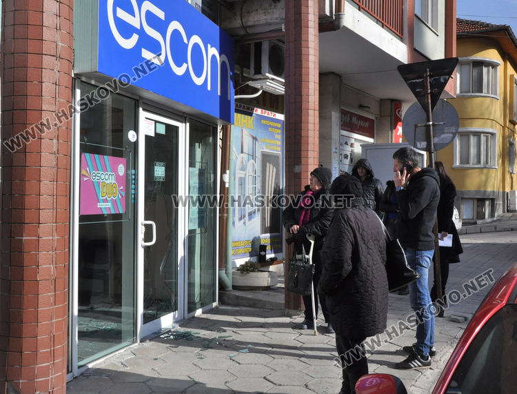 Изхвърчала автомобилна гума разби касата на Escom