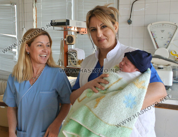 Славея Атанасова /вляво/ и Надежда Руменова с малкия Георги