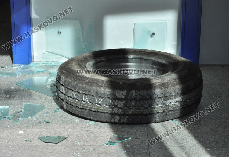 Изхвърчала автомобилна гума разби касата на Escom