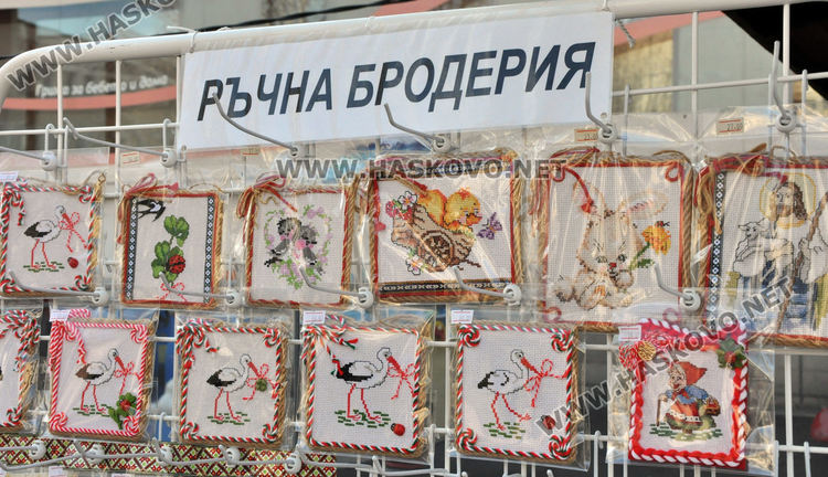 Първите мартенички вече се предлагат в Хасково