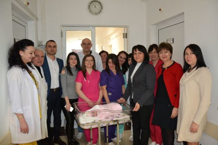 Кметът на Момчилград ориса бебе, родено на Бабинден