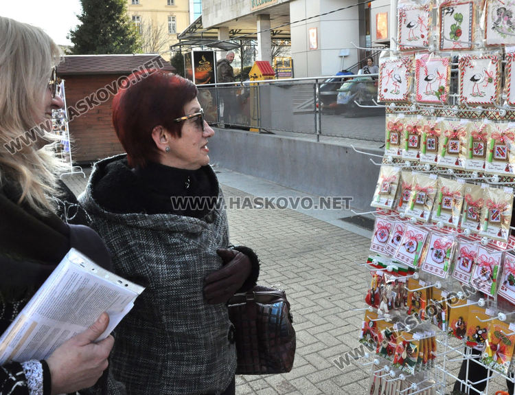 Първите мартенички вече се предлагат в Хасково