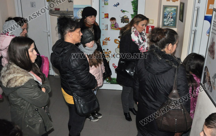 Пред кабинета на д-р Ж. Христов и днес е пълно с болни 