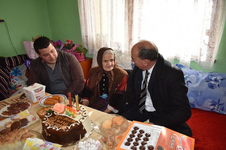 100-годишната баба Пасина с подаръци от Община Асеновград за рождения си ден