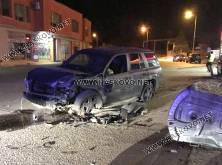 Младеж с Шевролет се заби в паркирана кола и ограда на "Дунав"