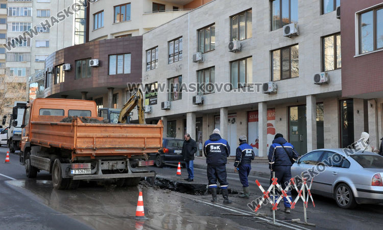 Част от центъра без вода заради авария, затруднено е движението по "Съединение"