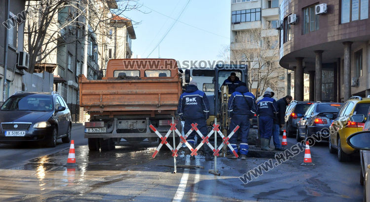 Част от центъра без вода заради авария, затруднено е движението по "Съединение"