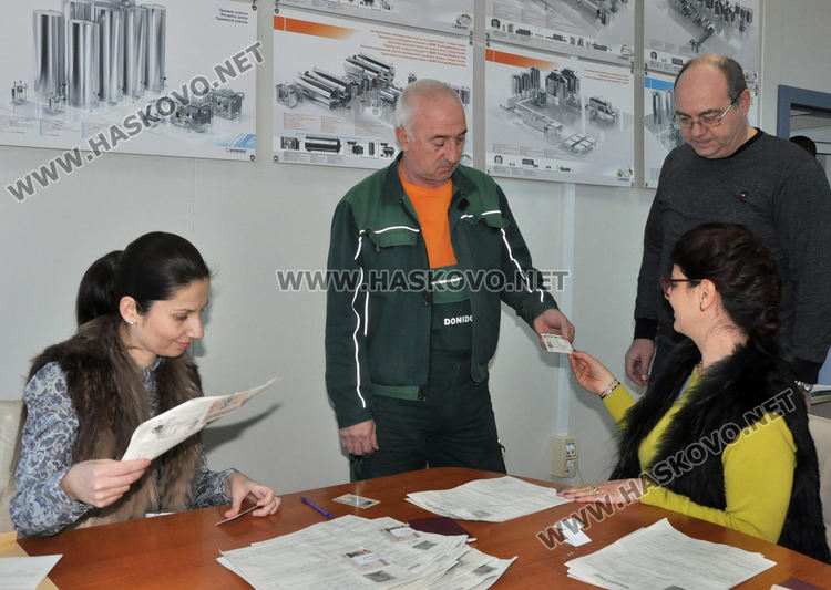 МВР достави подновени документи във фирма, групови заявки и от училища