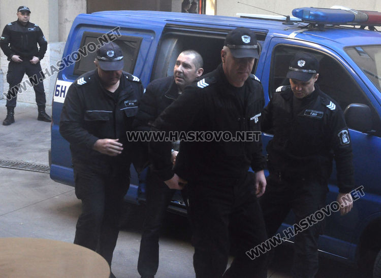 Постоянен арест за задържания с марихуана за 44 800 лева, скрита в Ауди