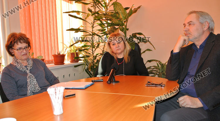 отляво на дясно/ д-р Снежана Иванова, д-р Соня Димитрова от РЗИ-Хасково, Иван Панайотов от РУО -Хасково