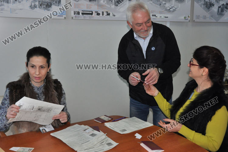 МВР достави подновени документи във фирма, групови заявки и от училища