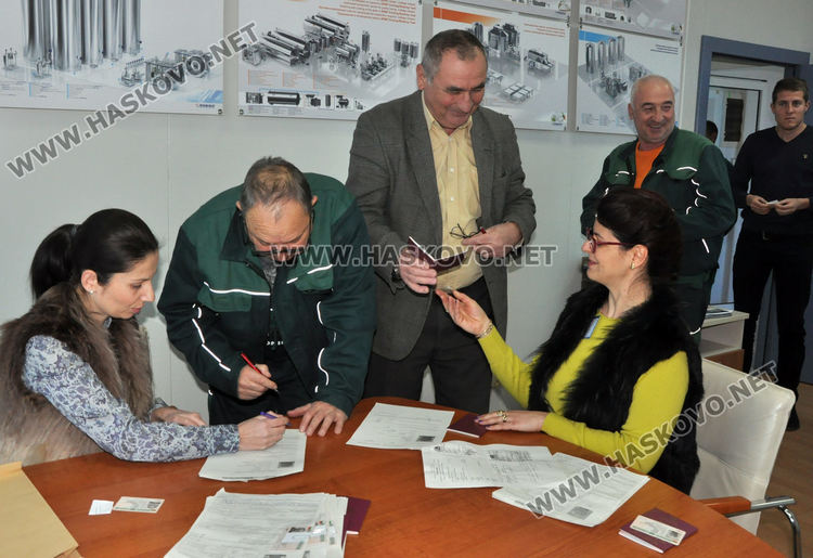 МВР достави подновени документи във фирма, групови заявки и от училища