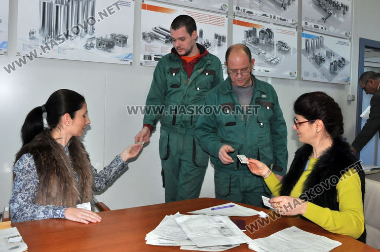 МВР достави подновени документи във фирма, групови заявки и от училища