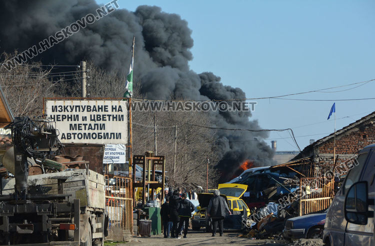 Огромен пожар в автоморга до жп гарата обгази Хасково