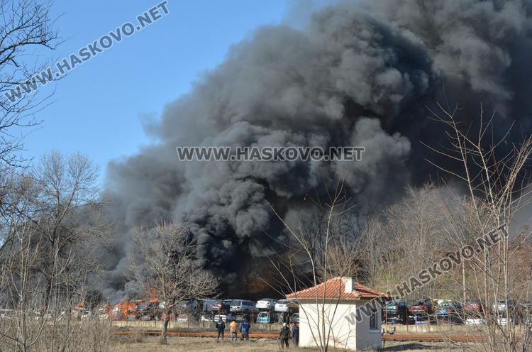 Огромен пожар в автоморга до жп гарата обгази Хасково