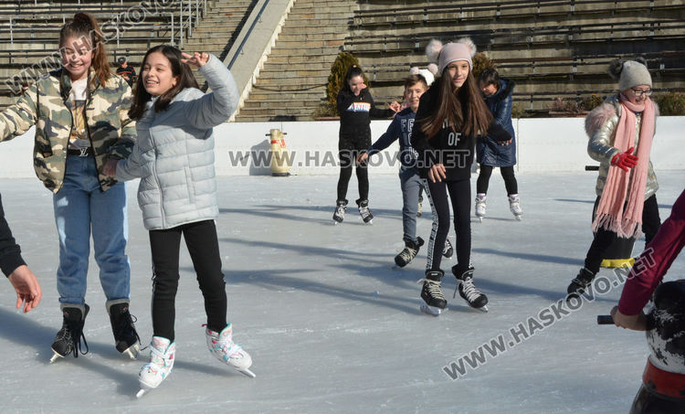 Забавления на ледената пързалка в слънчевата събота