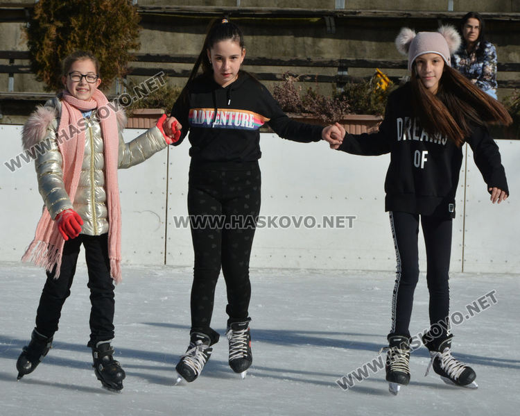 Забавления на ледената пързалка в слънчевата събота