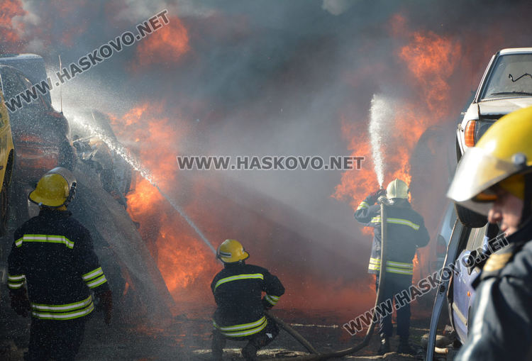 Огромен пожар в автоморга до жп гарата обгази Хасково
