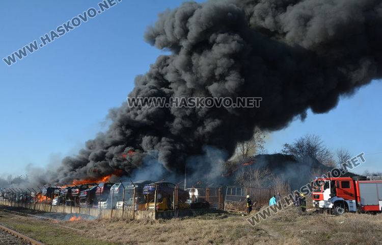 Огромен пожар в автоморга до жп гарата обгази Хасково