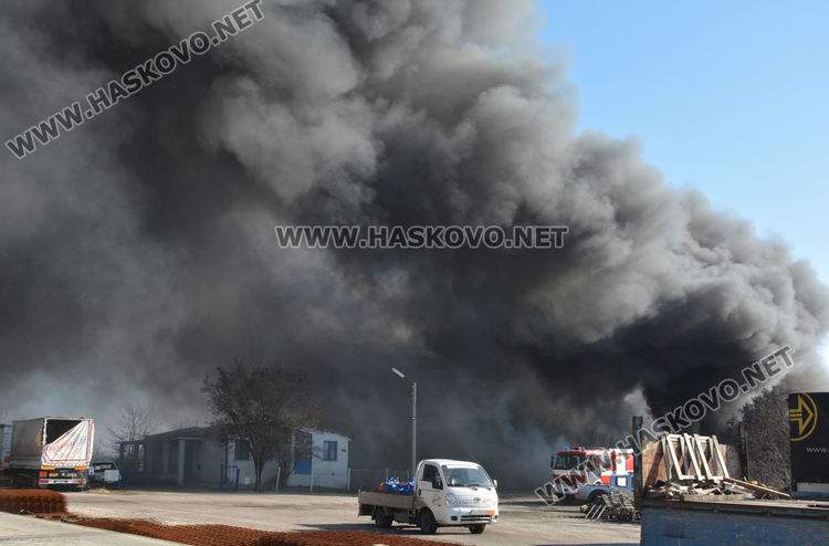 Огромен пожар в автоморга до жп гарата обгази Хасково