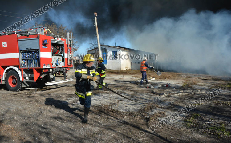 Огромен пожар в автоморга до жп гарата обгази Хасково