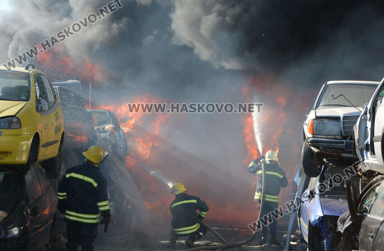 Огромен пожар в автоморга до жп гарата обгази Хасково