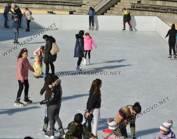 Забавления на ледената пързалка в слънчевата събота