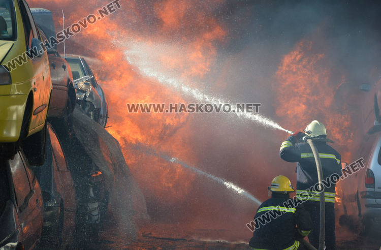 Огромен пожар в автоморга до жп гарата обгази Хасково