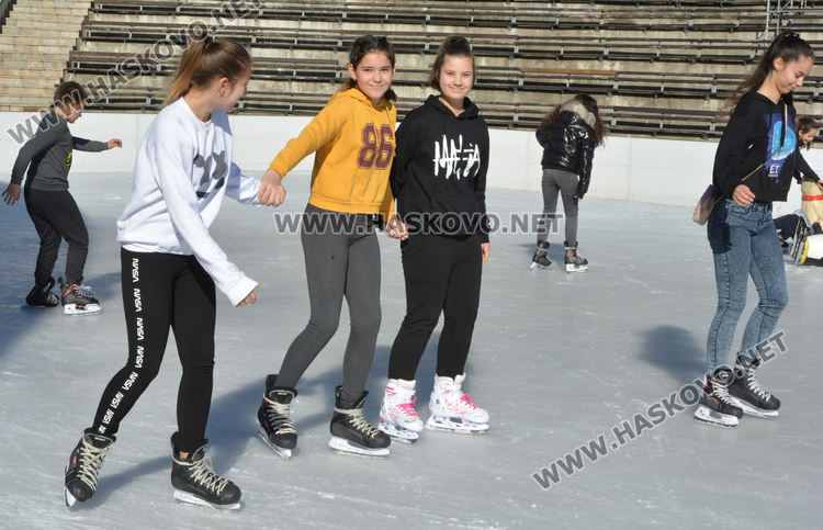 Забавления на ледената пързалка в слънчевата събота