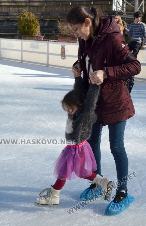 Забавления на ледената пързалка в слънчевата събота