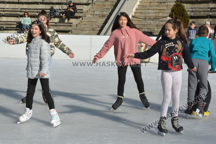 Забавления на ледената пързалка в слънчевата събота