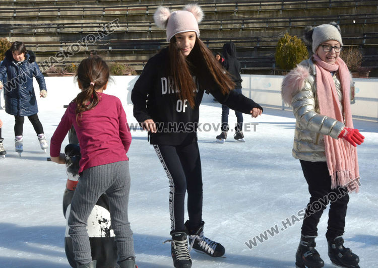 Забавления на ледената пързалка в слънчевата събота