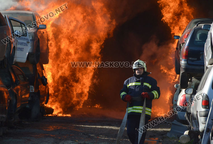 Загасиха пожара в автоморгата, изгоряха около 80 автомобила
