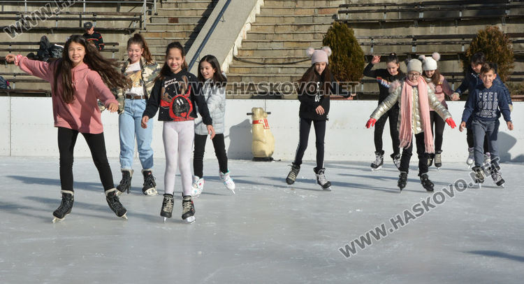 Забавления на ледената пързалка в слънчевата събота