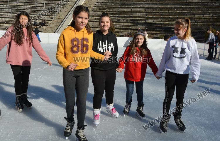 Забавления на ледената пързалка в слънчевата събота