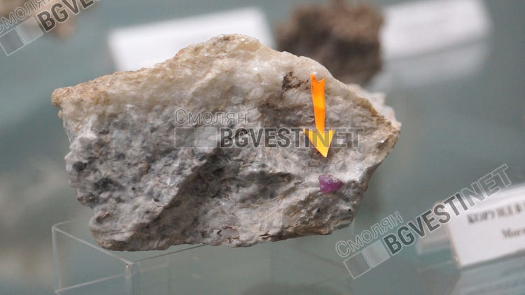 Скъпоценен минерал открит в... зида на Агушевите конаци