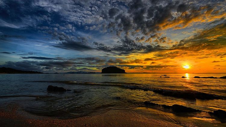 Остава топло в неделя, но с променлива облачност