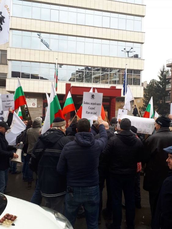 Протестиращи за Перник опитаха да нахлуят в МРРБ, полицията ги напръска с лютив спрей