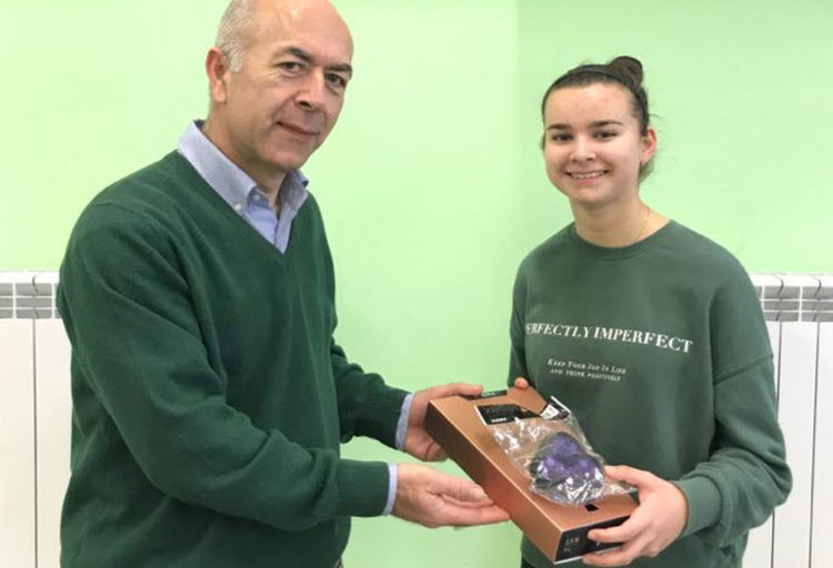 Проф. д-р Александър Юлианов дари професионална японска хилка на Цветелина Георгиева