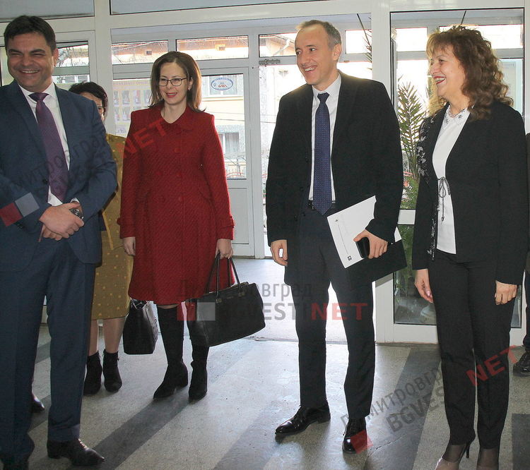 Министър Вълчев посети Димитровград - повечето учебен материал доведе до по-лоши резултати