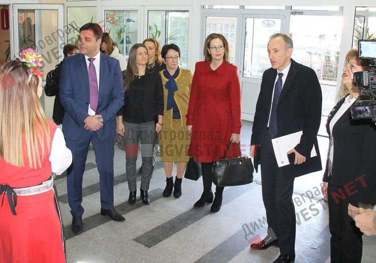 Министър Вълчев посети Димитровград - повечето учебен материал доведе до по-лоши резултати