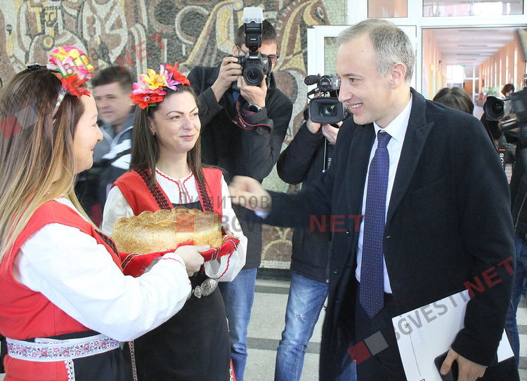 Министър Вълчев посети Димитровград - повечето учебен материал доведе до по-лоши резултати