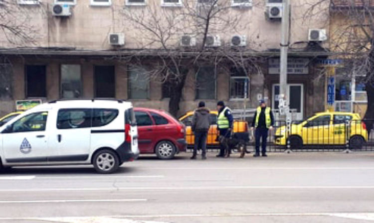 Спецакция с полицейско куче в Хасково, търсят наркотици и цигари